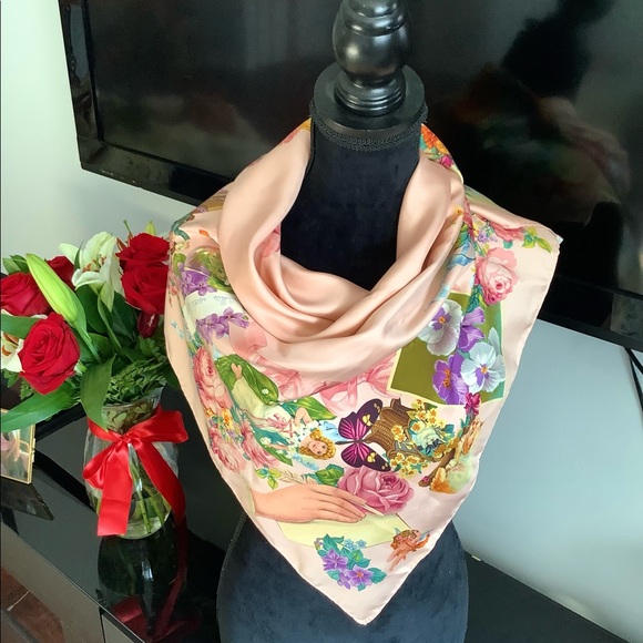 GUCCI silk scarf ~ VERY LOVELY print 💙❤️💜 - Picture 15 of 16